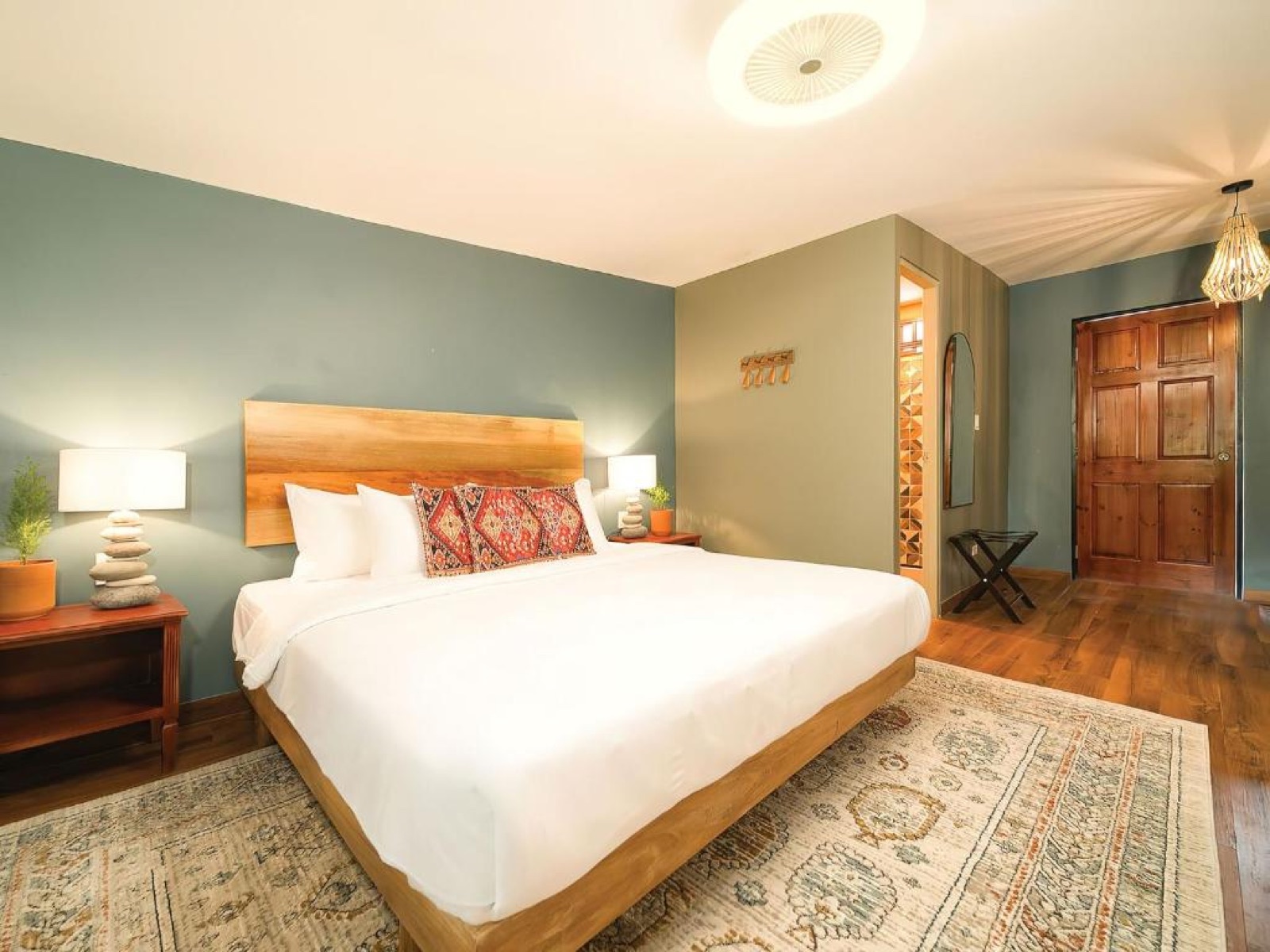Private king room at ONDA Boquete for tour operators and group stays